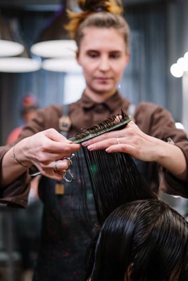 Friseur Frau schneidet Haare für deine Friseur Website